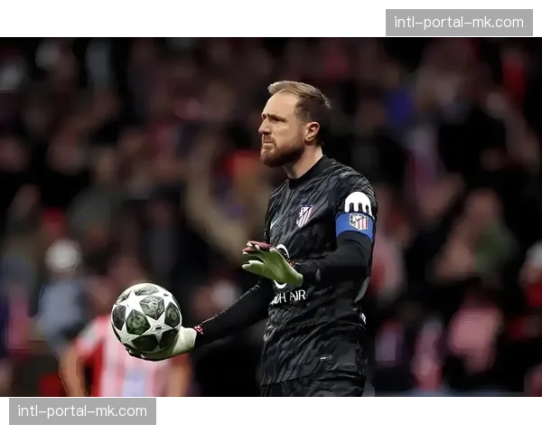 镜头回放:马竞门将奥布拉克手抛球直接发起进攻,60米奔袭后进球 镜头回放:马竞门将奥布拉克手抛球直接发起进攻,60米奔袭后进球